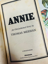 Load image into Gallery viewer, Llyfr Annie gan Thomas Meehan o 1983 / Annie book by Thomas Meehan from 1982
