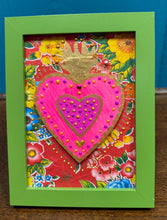 Load image into Gallery viewer, Ffrâm gwyrdd calon Mexicanaidd wedi ei wneud â llaw / Handmade Mexican heart in a green frame
