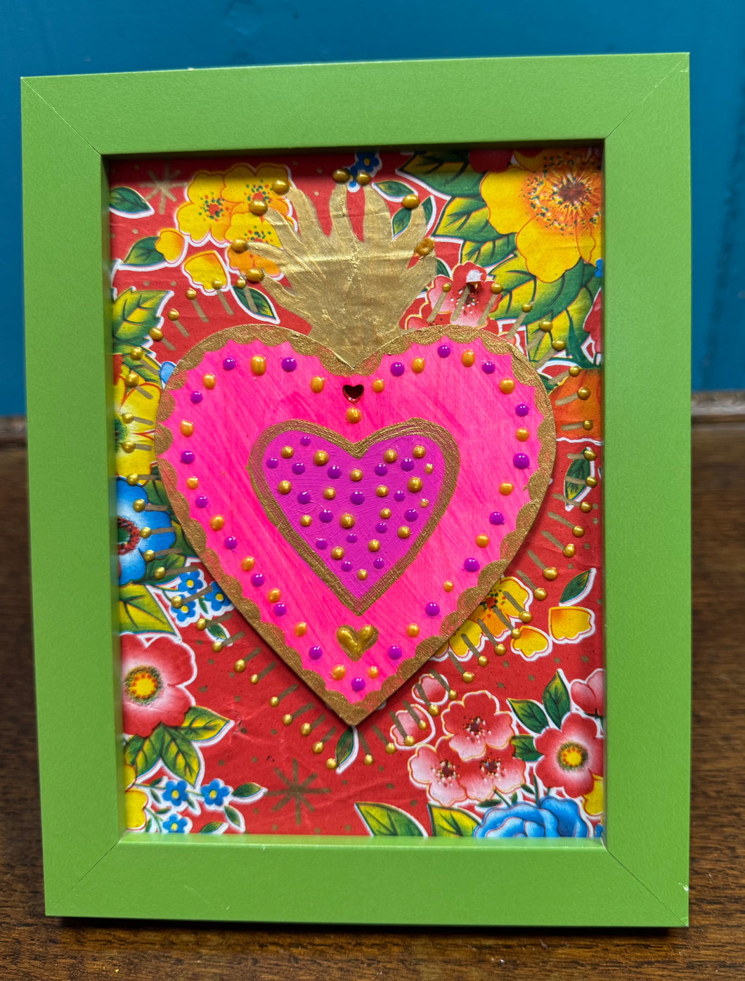 Ffrâm gwyrdd calon Mexicanaidd wedi ei wneud â llaw / Handmade Mexican heart in a green frame