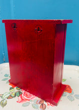 Load image into Gallery viewer, Cabinet dal goriadau coch Vintage wedi ei beintio â llaw / Vintage red handpainted key cabinet
