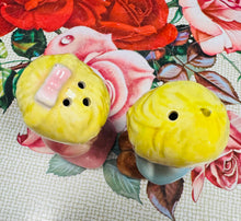Load image into Gallery viewer, Set halen a pupur Vintage bachgen a merch yn gweddio / Vintage Boy and girl praying Salt and Pepper Shaker Set
