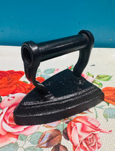 Load image into Gallery viewer, Haearn smwddio Hynafol maint 4 J &amp; J Siddon / Antique size 4 J &amp; J Siddon cast iron
