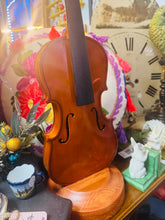 Load image into Gallery viewer, Golau unigryw allan o hen ffidil ar waelod pren sydd wedi ei wneud â llaw / Unique light made out of an old fiddle on a handmade wooden base
