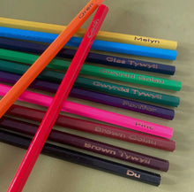 Load image into Gallery viewer, Pensiliau lliw lliwiau Cymraeg / Welsh colour names colouring pencils
