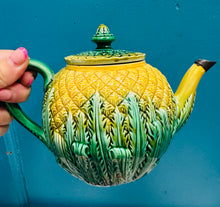 Load image into Gallery viewer, Tebot patrwm Pinafal Majolica Hynafol o’r 19eg Ganrif wedi’i beintio â llaw gyda pîg Pewter / Antique Majolica Pineapple patterned handpainted teapot from the 19th Century with a Pewter tip
