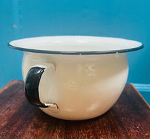 Load image into Gallery viewer, Pot dan gwely / chamber pot enamel gwyn a du Vintage / Vintage black and white enamel chamber pot / planter
