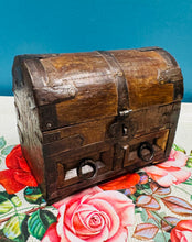 Load image into Gallery viewer, Cist storio Vintage hanner crwn bychan pren wedi'i wneud â llaw / Vintage handmade wooden small half round storage chest
