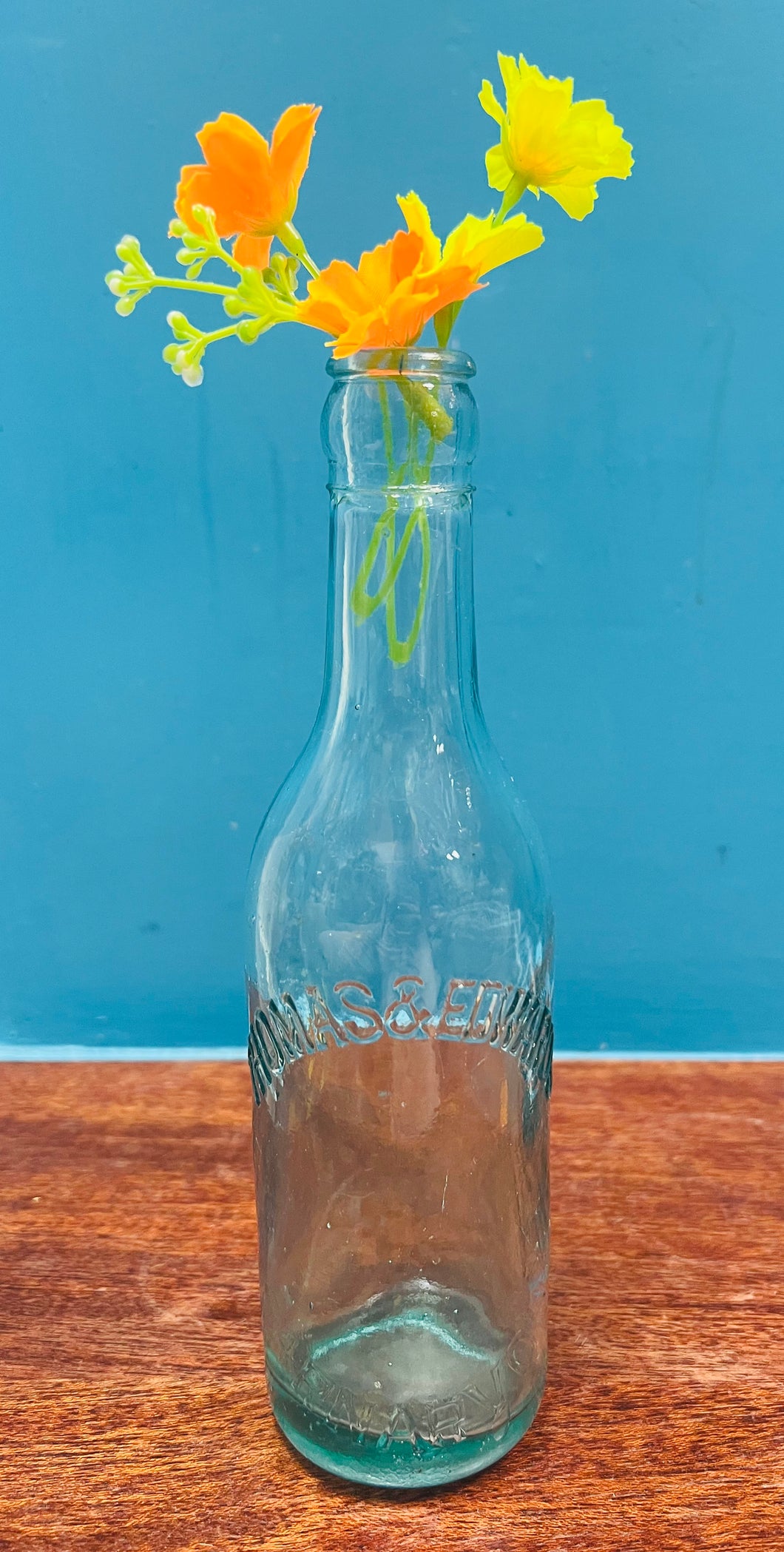 Potel Hynafol gwydr clir ‘Thomas & Edwards Caernarvon’ / Antique clear glass ‘Thomas & Edwards Caernarvon’ bottle