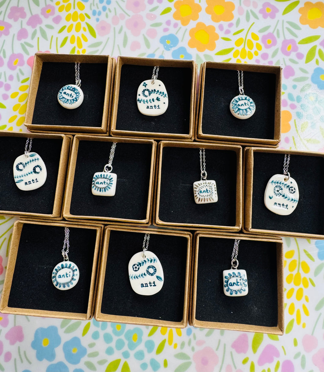 Mwclis unigryw ‘Anti’ seramig ac arian gan Tlysau / Unique seramic and silver ‘Anti’ necklace by Tlysau