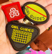 Load image into Gallery viewer, Dillad Girl Guides Vintage o’r 60au gyda 20 bathodyn / Girl Guides Vintage Brownie Uniform from the 1960&#39;s with 20 Badges
