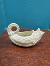 Load image into Gallery viewer, Jwg saws gwyn Vintage seramig siâp pysgodyn / Vintage ceramic white fish shaped sauce jug
