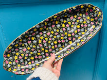 Load image into Gallery viewer, Plât brechdanau hirgrwn Royal Winton Grimwades Vintage gyda phatrwm blodau chintz ar gefndir du / Vintage Royal Winton Grimwades oblong sandwich plate featuring a black chintz floral patter

