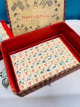 Load image into Gallery viewer, Set Mah-Jongg Tsieineaidd vintage Chad Valley o'r 1920au / Vintage Chinese Mah-Jongg set Chad Valley from the 1920s
