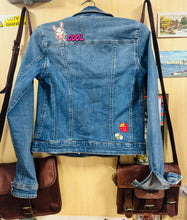 Load image into Gallery viewer, Siaced denim ail law maint 10 gyda patches lliwgar hwyliog / Second hand size 10 denim jacket with colourful fun patches
