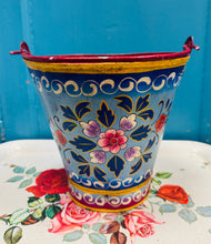 Load image into Gallery viewer, Bwced haearn Vintage wedi ei beintio â llaw (cefndir glas) / Vintage iron handpainted bucket (blue background)
