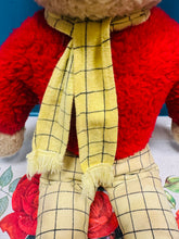 Load image into Gallery viewer, Tegan meddal Rupert Vintage o’r 70au /  Vintage Rupert soft toy from the 70s
