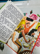 Load image into Gallery viewer, Llyfr Ladybird Cymraeg ‘Y Tŷ Mawr’ Vintage o 1971 / Welsh Vintage ‘Y Tŷ Mawr’ Ladybird book from 1971
