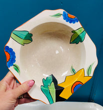 Load image into Gallery viewer, Powlen weini Art Deco Era Ware wedi’i beintio â llaw yn y 30au / Art Deco handpainted Era Ware serving bowl from the 30s
