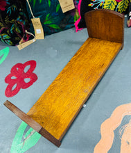 Load image into Gallery viewer, Silff lyfrau derw Arts &amp; Craft bychan / Small oak Arts &amp; Craft book shelf
