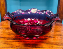 Load image into Gallery viewer, Powlen wydr coch Cranberry ‘Royal Scot’ Vintage wedi ei wneud â llaw / Vintage handmade ‘Royal Scot’ red Cranberry glass bowl
