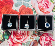 Load image into Gallery viewer, Mwclis unigryw ‘Ffrind’ seramig ac arian gan Tlysau / Unique seramic and silver ‘Ffrind’ necklace by Tlysau
