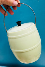Load image into Gallery viewer, Bwced dal rhew plastic mint o ganol y ganrif ddiwethaf / Mid Century mint plastic ice bucket
