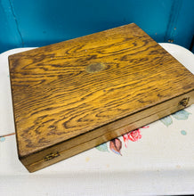 Load image into Gallery viewer, Set gytleri 24 darn Vintage ‘Viners Ltd' o Sheffield, o'r 1950au, mewn blwch pren / Vintage ‘Viners Ltd’ of Sheffield 24 piece Canteen of Cutlery from the 1950s in a wooden box
