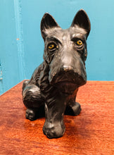 Load image into Gallery viewer, Ci Scottie seramig du Art Deco o’r 30au / Art Deco ceramic black Scottie dog from the 30s
