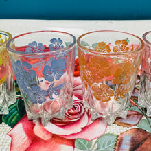 Load image into Gallery viewer, Set o 6 gwydryn shot blodeuog lliwgar Retro o’r 60au / Retro set of 6 floral colourful shot glasses from the 60s
