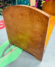 Load image into Gallery viewer, Silff lyfrau derw Arts &amp; Craft bychan / Small oak Arts &amp; Craft book shelf
