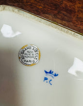 Load image into Gallery viewer, Bocs trinkets seramig Vintage Au Grand Siècle, Paris, wedi ei beintio â llaw / Vintage hand painted Au Grand Siècle, Paris, ceramic trinket box
