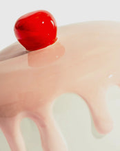 Load image into Gallery viewer, Stand cacen mawr seramig gydag chaead ceirios ac eisin pinc / Large ceramic cake stand with cherry and pink icing lid
