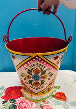 Load image into Gallery viewer, Bwced haearn Vintage wedi ei beintio â llaw (cefndir pinc gola) / Vintage iron handpainted bucket (light pink background)
