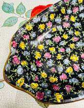 Load image into Gallery viewer, Plât brechdanau hirgrwn Royal Winton Grimwades Vintage gyda phatrwm blodau chintz ar gefndir du / Vintage Royal Winton Grimwades oblong sandwich plate featuring a black chintz floral patter
