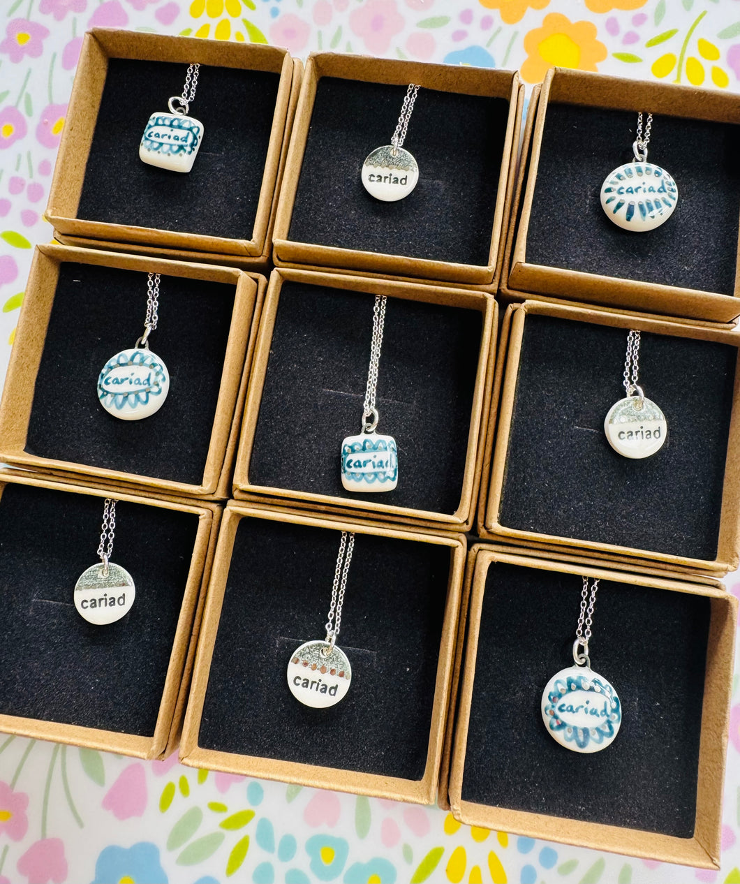 Mwclis unigryw ‘Cariad’ seramig ac arian gan Tlysau / Unique seramic and silver ‘Cariad’ necklace by Tlysau