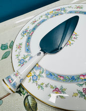 Load image into Gallery viewer, Plat teisen a chyllell gweini Mayfield Royal Worcester Vintage o 1981 / Vintage Mayfield Royal Worcester cake plate and serving knife from 1981
