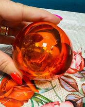 Load image into Gallery viewer, Potel persawr gwydr crwn oren trwm wedi ei chwthu â llaw gyda stopper o ganol y ganrif ddiwethaf / Mid Century hand blown heavy orange round glass perfume bottle
