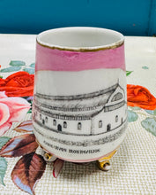 Load image into Gallery viewer, Potyn Lustreware pinc Hynafol a phrin ‘Caernarvon Iron Pavilion’ (1877-1961) / Rare Antique pink Lustreware ‘Caernarvon Iron Pavilion’ (1877-1961) pot
