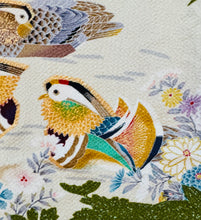 Load image into Gallery viewer, Scarff Vintage hardd o Asian gyda tair chwaden aur a blodau / Vintage stunning Asian scarf with three gold ducks and flowers
