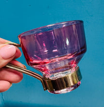 Load image into Gallery viewer, Set o 6 gwydr coffi cranberry Eidalaidd Lubiana o'r 1970au gyda handlen fetel / Set of 6 Vintage 1970s Lubiana Italian cranberry coffee glasses with metal handle
