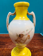 Load image into Gallery viewer, Fâs blodeyn Eidalaidd Hynafol gyda Cherubs / Antique Italian Cherubs bud vase
