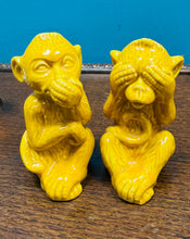 Load image into Gallery viewer, Potiau halen a pupur seramig Retro siâp mwnciod ‘See and Speak no evil’ / ‘See and Speak no evil’ monkey shaped ceramic salt and pepper pots
