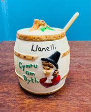 Load image into Gallery viewer, Potyn dal jam / marmalêd ‘Cymru am Byth, Llanelli’ Vintage / Vintage ‘Cymru am Byth, Llanelli’ preserve pot
