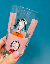 Load image into Gallery viewer, Pâr o wydrau Vintage bechgyn a merched / Vintage pair of boys and girls tumblers
