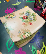 Load image into Gallery viewer, Cabinet ochr gwely Lloyd Loom Vintage pinc, aur a blodeuog / Vintage pink, gold and floral Lloyd Loom bedside cabinet
