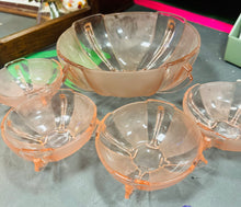 Load image into Gallery viewer, Set o 4 bowlen fach ac un bowlen gweini gwydr rhuddliw Art Deco / Art Deco set of 4 rose glass small bowls and a serving bowl
