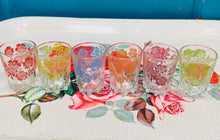 Load image into Gallery viewer, Set o 6 gwydryn shot blodeuog lliwgar Retro o’r 60au / Retro set of 6 floral colourful shot glasses from the 60s
