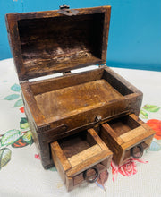 Load image into Gallery viewer, Cist storio Vintage hanner crwn bychan pren wedi'i wneud â llaw / Vintage handmade wooden small half round storage chest
