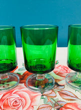 Load image into Gallery viewer, Set o 4 gwydryn gwyrdd Ffrengig Luminarc i’r 70au / Set of 4 green French Luminarc glasses from the 70s
