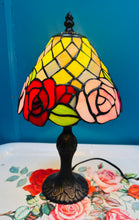 Load image into Gallery viewer, Lamp Tiffany Rhosod wedi'i gwneud â llaw o wydr lliw coch, pinc a gwyrdd /Handmade red, pink and green stained glass Roses Tiffany Lamp
